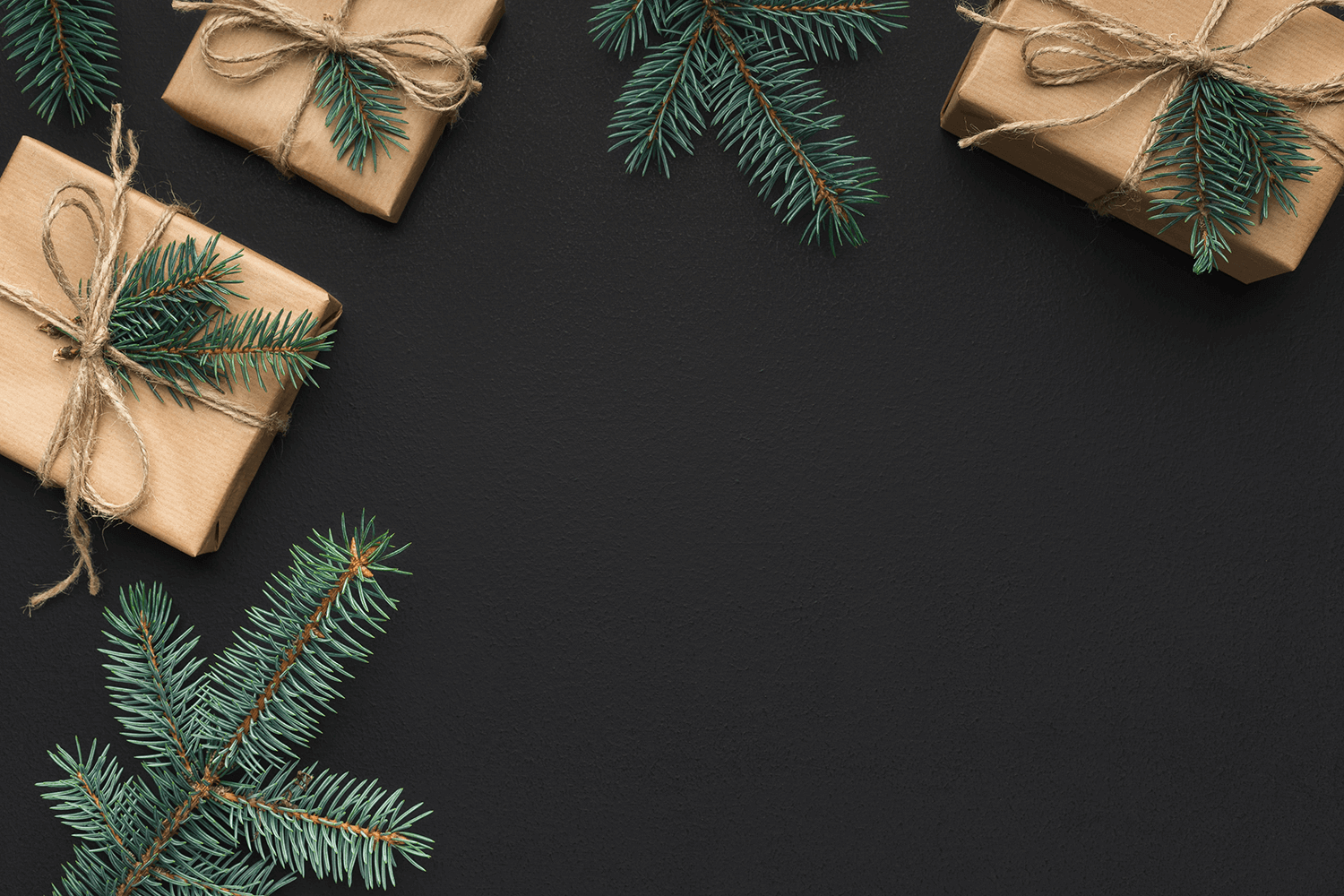 AdobeStock_223015466 (1) bruna paket och barr